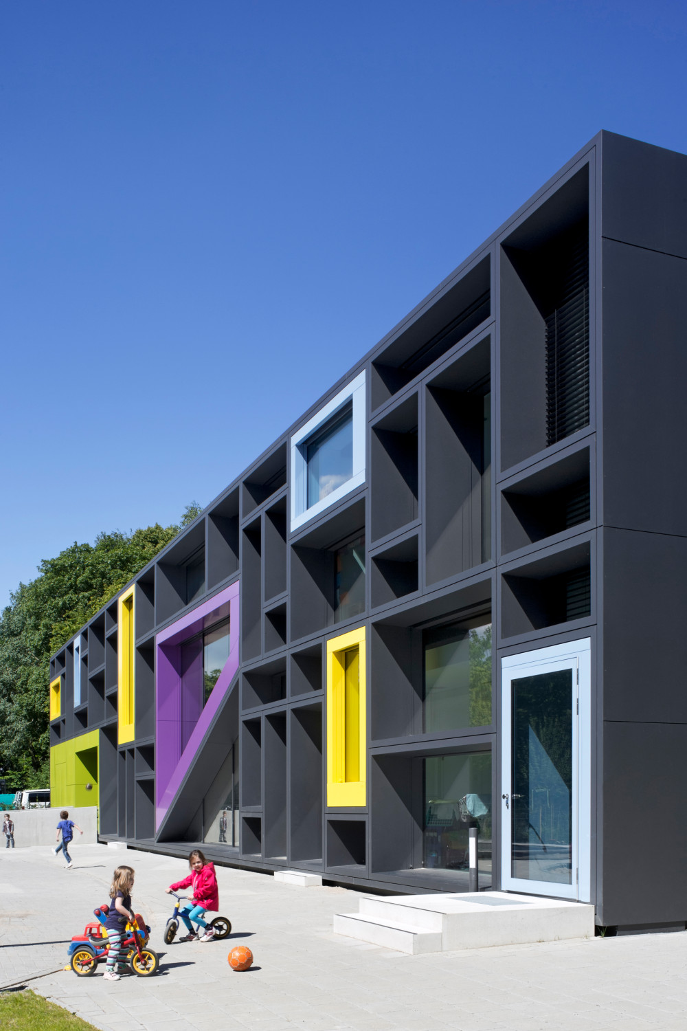 Westfassade mit Eingangsrampe am linken Bildrand
