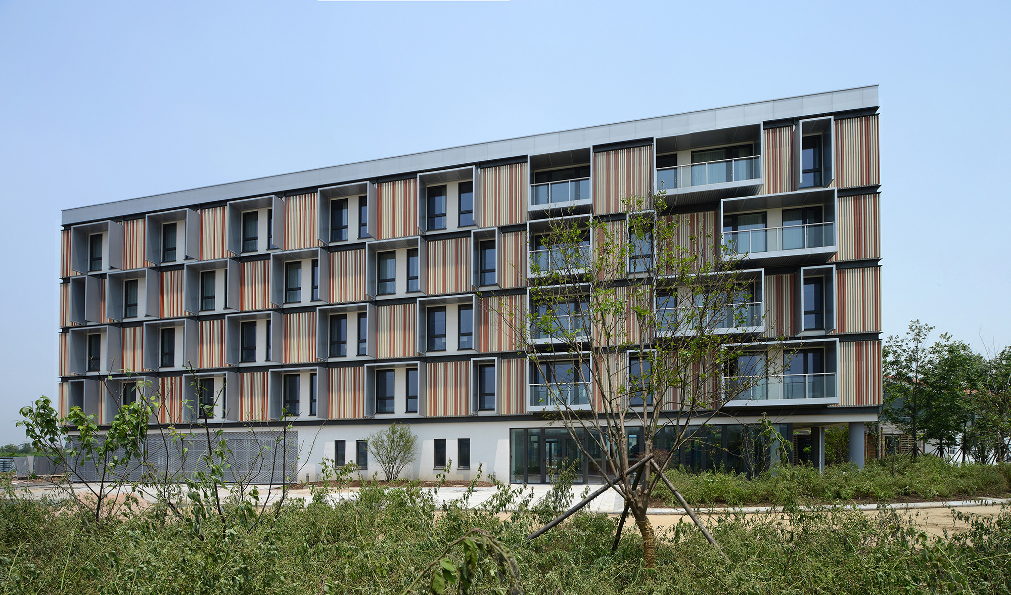 Südansicht: Auf einer Bruttogeschossfläche von 2.200 m² beherbergt das Gebäude insgesamt 36 Einzimmer-Appartements, sechs Zweizimmer- und vier Vierzimmer-Wohnungen