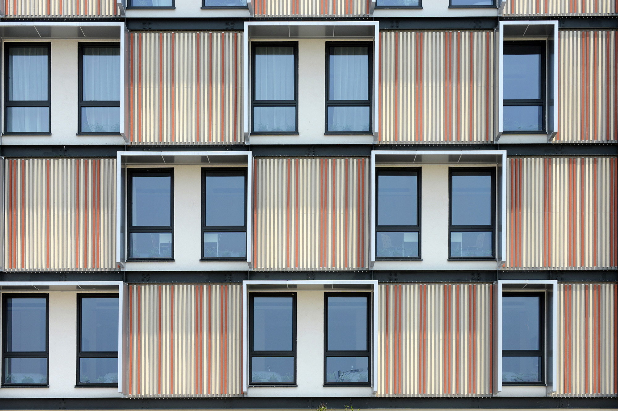 Südfassade: Die Außenwände bestehen aus 40 cm starkem Ziegelmauerwerk, WDVS und dreifachverglasten Sonnenschutzfenstern