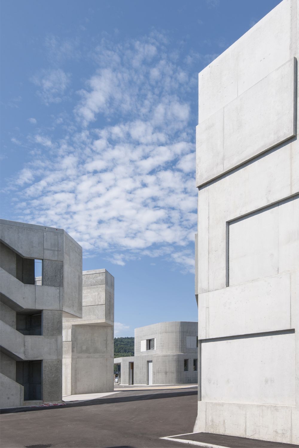 Rechts die Fassade des Brandhauses 10, links im Bild die Reihenhäuser und Ausblick auf das Gewerbehaus