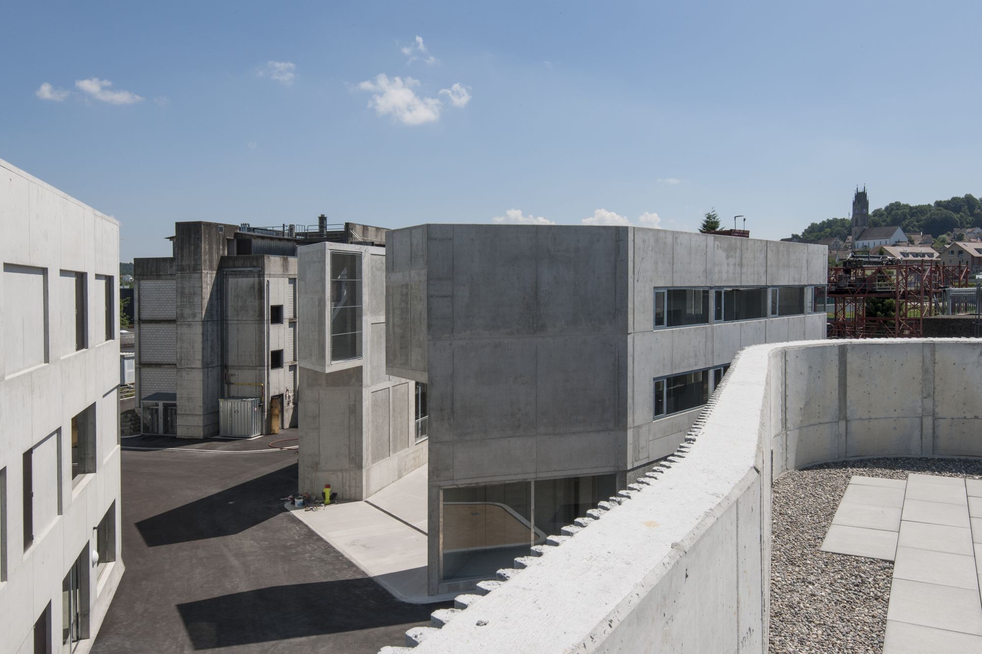 Ausblick vom Dach des Gewerbehauses auf die Reihenhäuser (rechts), das Brandhaus 10 (links) und das übrige Gelände
