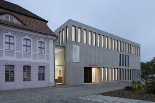 Der Eingang des neuen Kleist-Museums liegt an der Faberstraße und ist als eingeschossiger Einschnitt ausgebildet