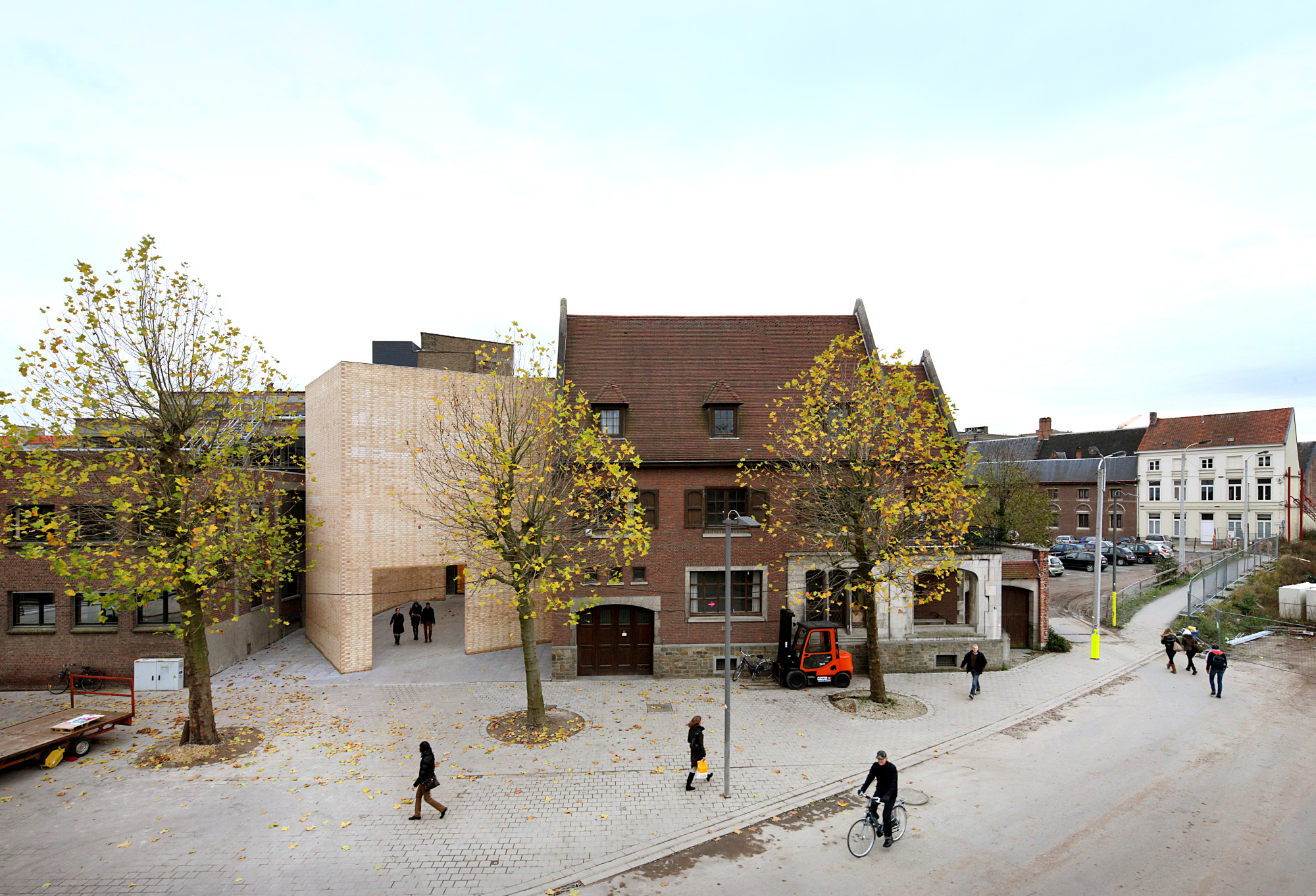 Im Stadtraum sichtbar ist einer von ihnen: die hell gemauerte offene Vorhalle