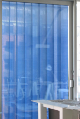 Vertikaler Blendschutz am Arbeitsplatz