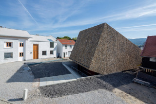 Das neue Konzerthaus am Kirchplatz in Blaibach, links im Bild ist das erweiterte Bürgerhaus zu sehen