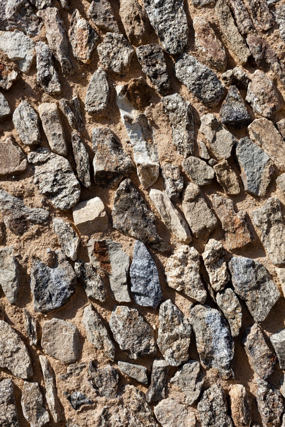 Die Fassadenplatten bestehen aus einer 20 cm starken Stahlbetonschicht mit eingelegten Granitbruchsteinen