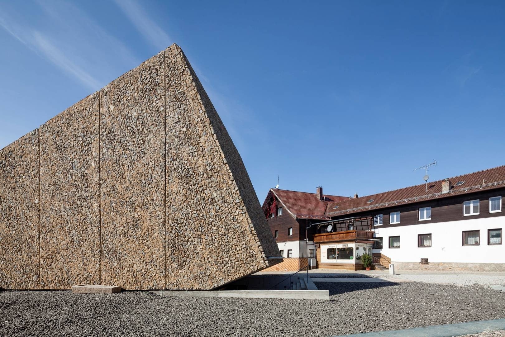 Neben dem Neubau des Konzerthauses umfassten die Baumaßnahmen die Erweiterung des Bürgerhauses und die Sanierung des denkmalgeschützten Waidlerhauses (rechts im Bild)
