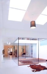 Das Rotterdamer Studio OxL verwandelte ein eingeschossiges Werkstattgebäude in ein helles Loft