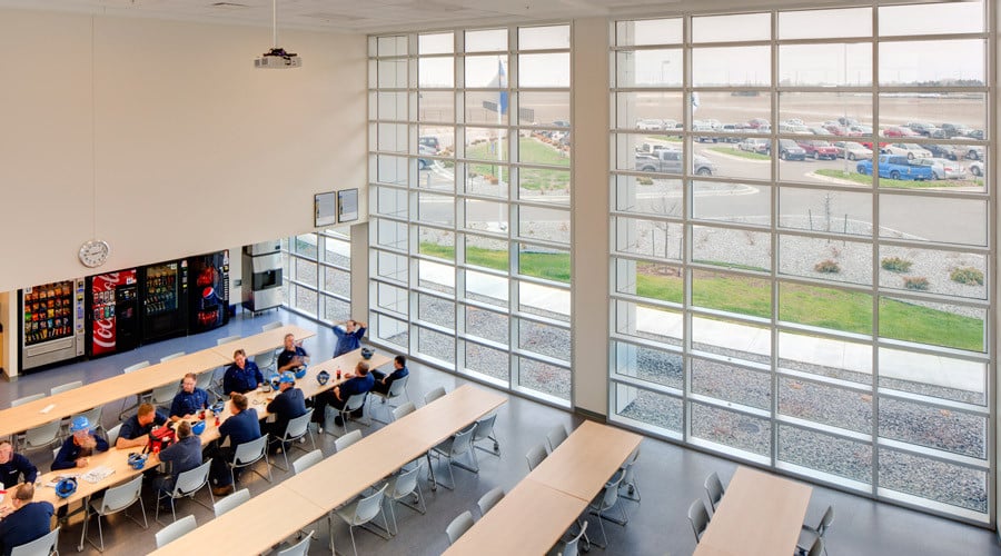Die dimmbare Verglasung wurde an der Westfassade einer Kantine von Siemens in Kansas eingebaut
