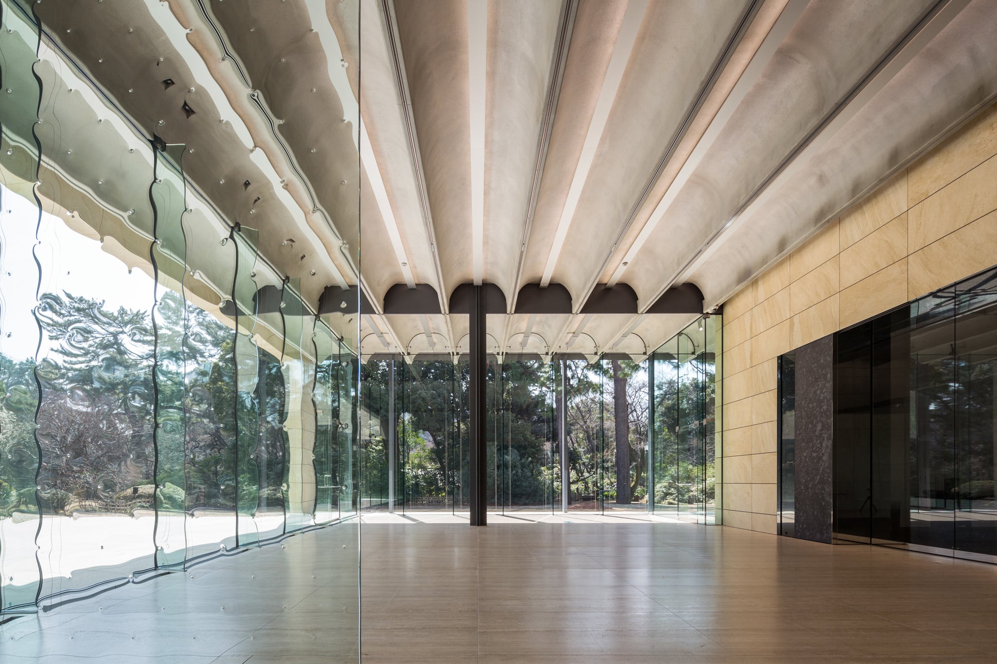 Der Entwurf für den Neubau entstand in einer Zusammenarbeit des Künstlers und Fotografen Hiroshi Sugimoto mit dem Architekturbüro Kume Sekkei