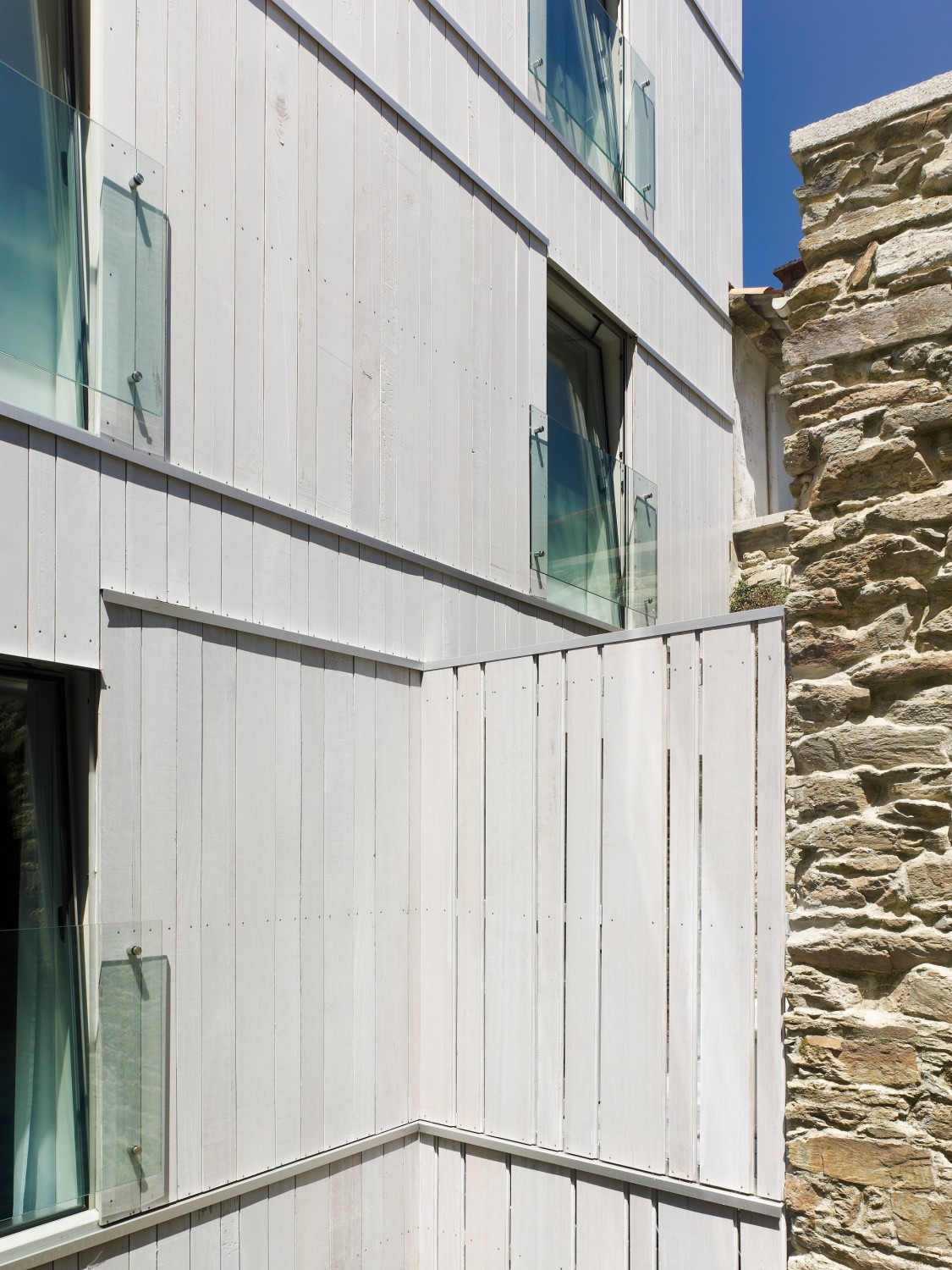 Anbau mit Fassade aus unbehandeltem Holz 