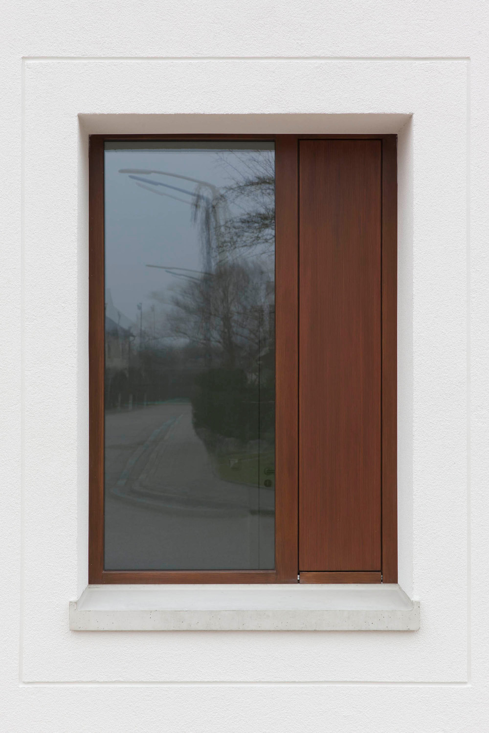 Asymmetrisch ist allein die interne Gliederung des einzelnen Holzfensters mit einem schmalen geschlossenen Öffnungsflügel und einer breiteren Festverglasung