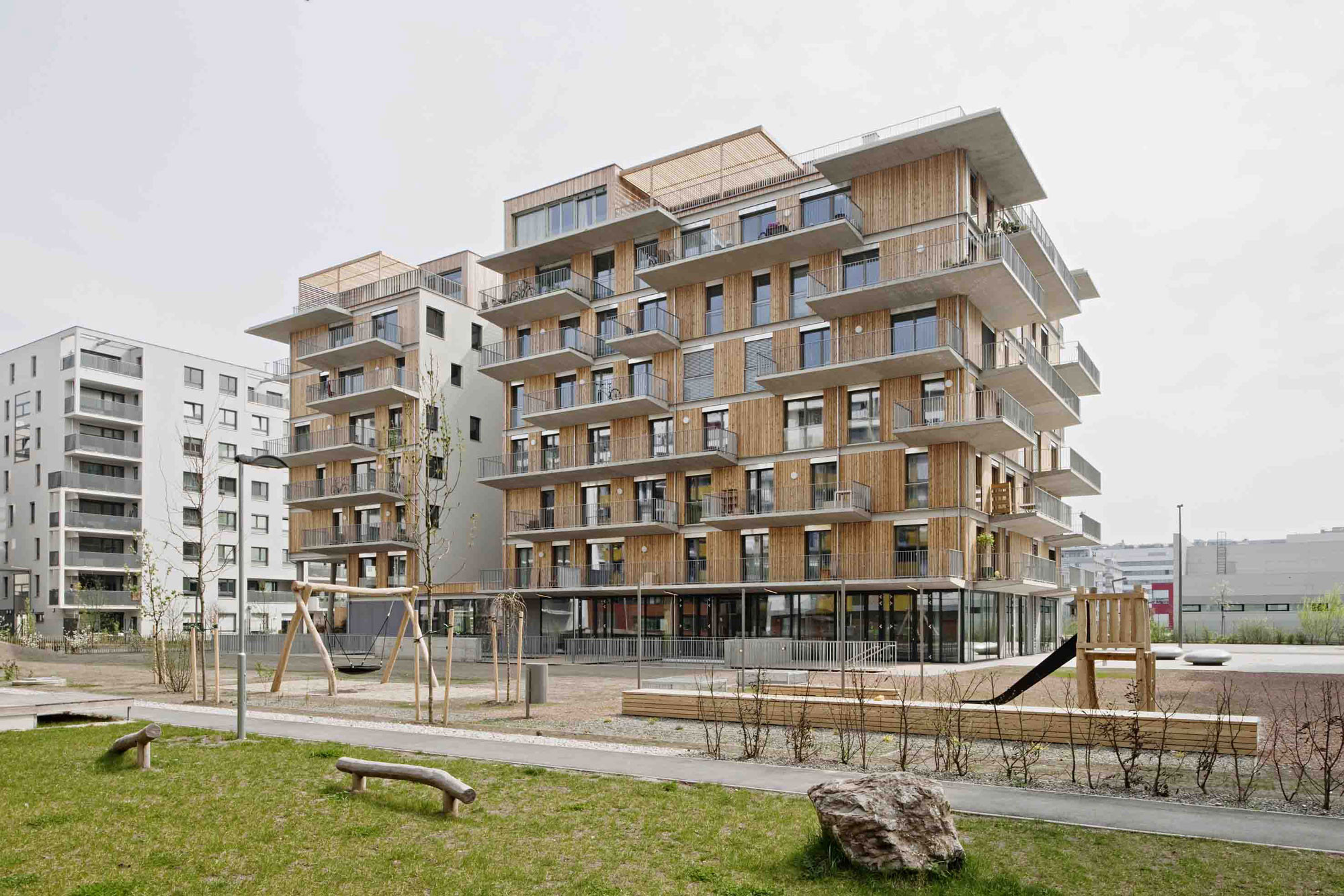 Die Tragkonstruktion besteht aus Stahlbetonwänden, die hinterlüftete Fassade aus Lärchenholz