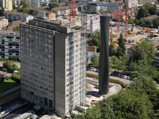 Der Turm ist Teil des Campus auf dem Friesenberg im Stadtteil Wiedikon