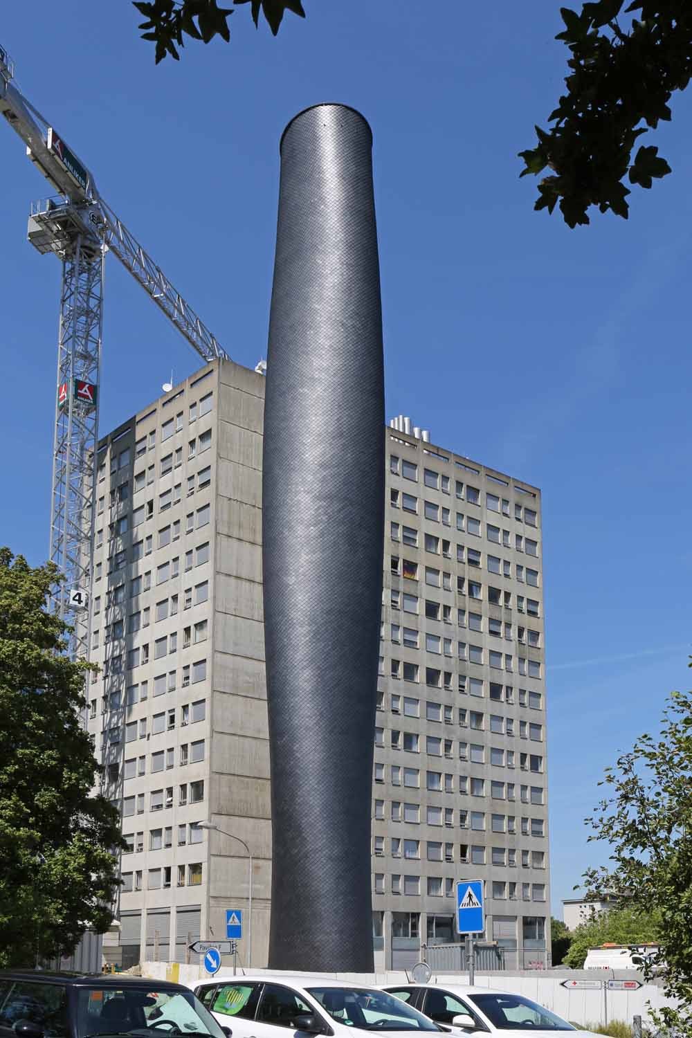 Die 46,25 Meter hohe, um 270° gewundene Skulptur ist mit 35.000 Spitzwinkelschablonen aus Schieferschuppen bekleidet