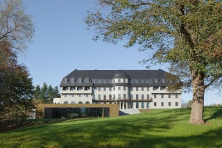 Den repräsentativen Altbau mit klassizistisch-frontaler Ausrichtung und Schieferdach ergänzten die Architekten um einen flachen und begrünten Quader (Ansicht Südost)