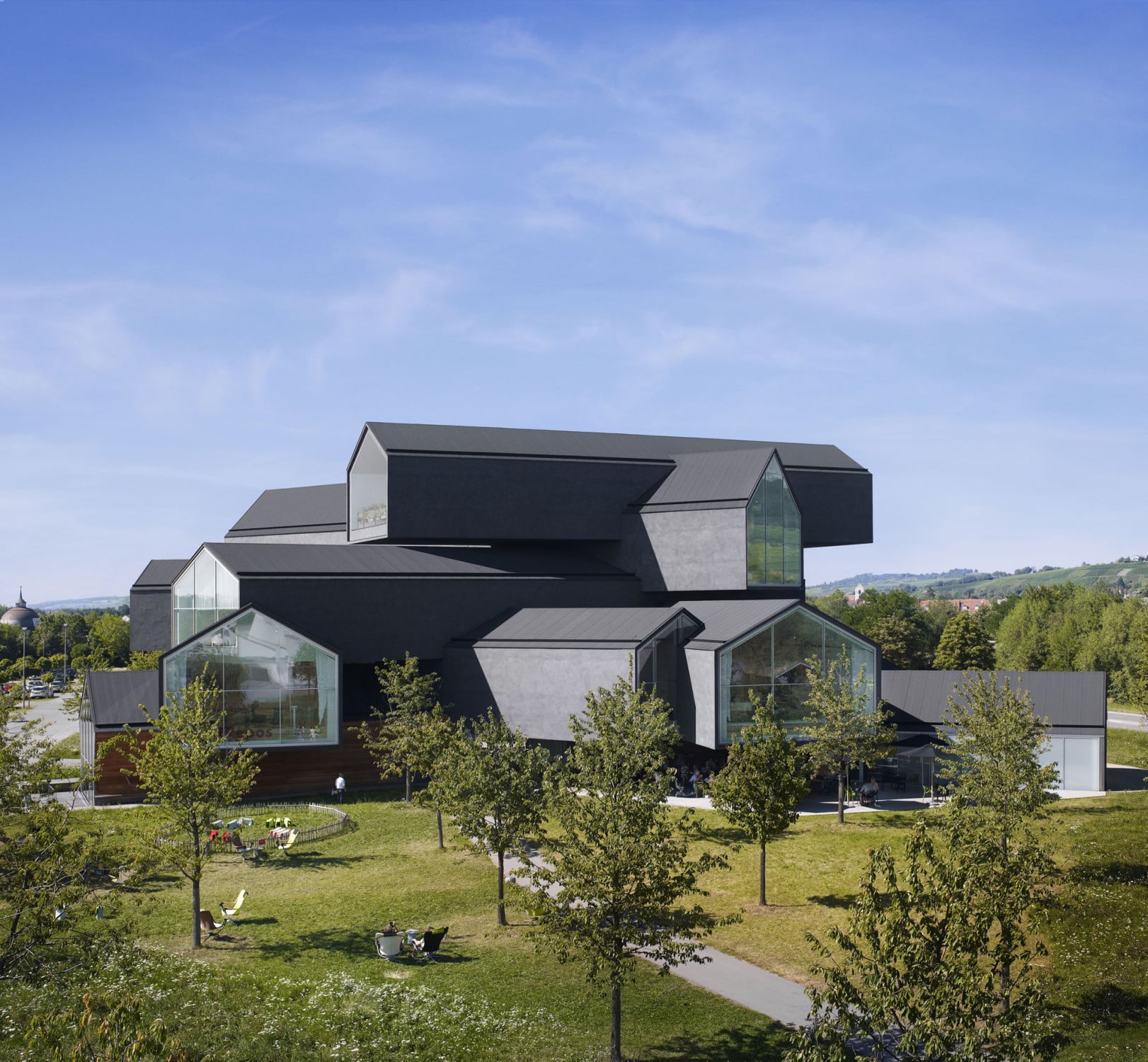 Insgesamt 12 dieser mit Satteldach ausgebildeten Häuser stapelten die Architekten auf fünf Ebenen übereinander