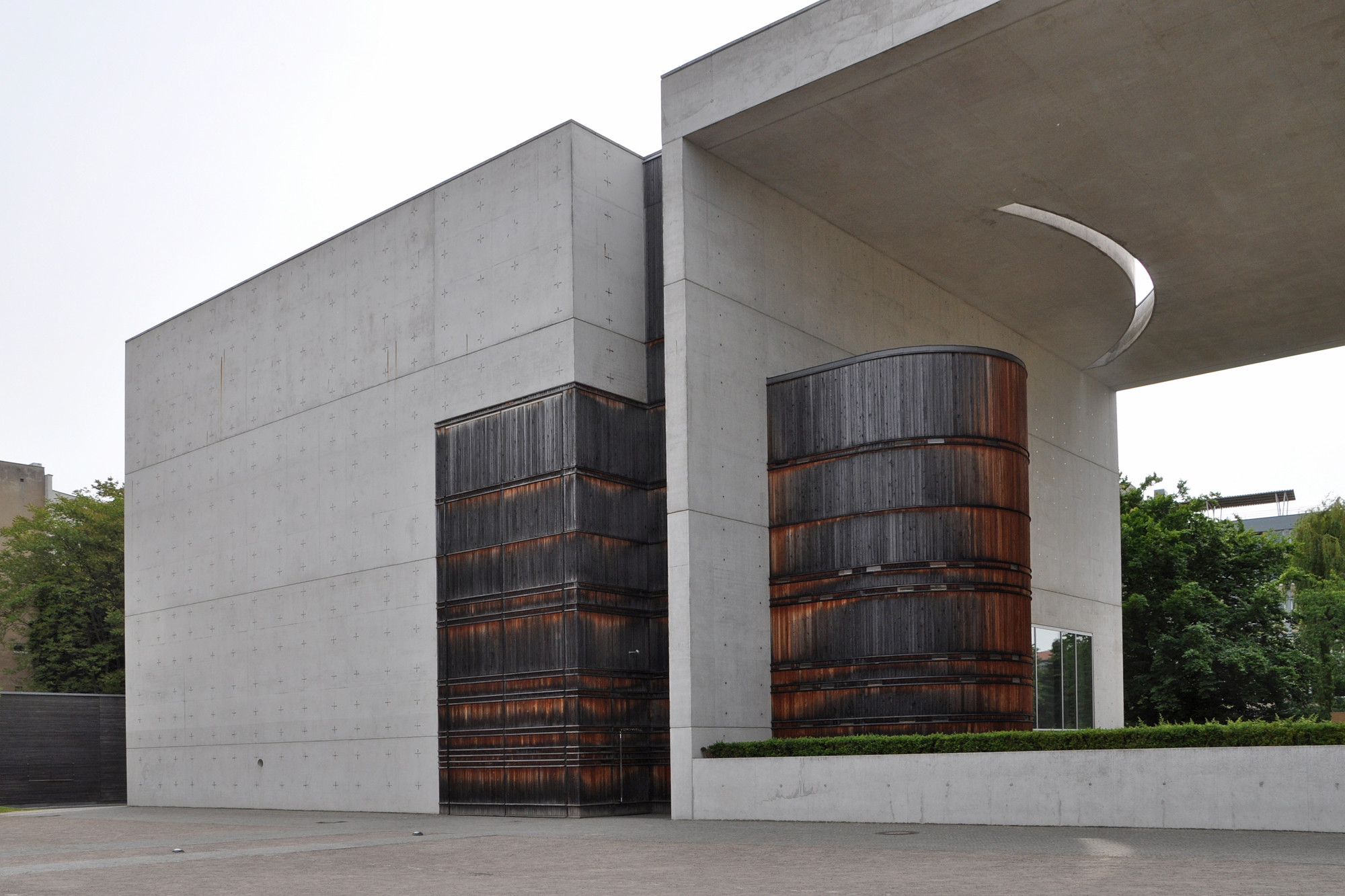 Flügeltüren, Gebäudefuge und Fassade der Marienkapelle sind mit Lärchenholz verkleidet