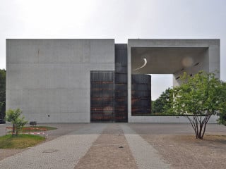 Die Kirche setzt sich aus zwei quaderförmigen Baukörpern zusammen: der nördliche nimmt sämtliche Kirchenräume auf, der südliche bildet lediglich eine Art Rahmen (Nordwestansicht)