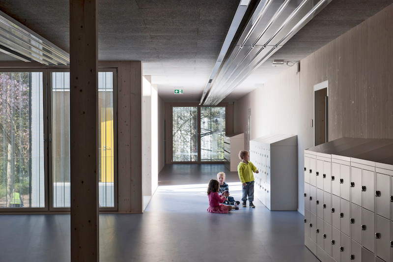 Drei Module, für die Klassenzimmer, eins für die Nebenräume und zwei für die Flure, die den Drei- bis Achtjährigen auch als Tobe- und Begegnungsort dienen; der Linoleumfußboden wurde nach dem Aufbau verlegt