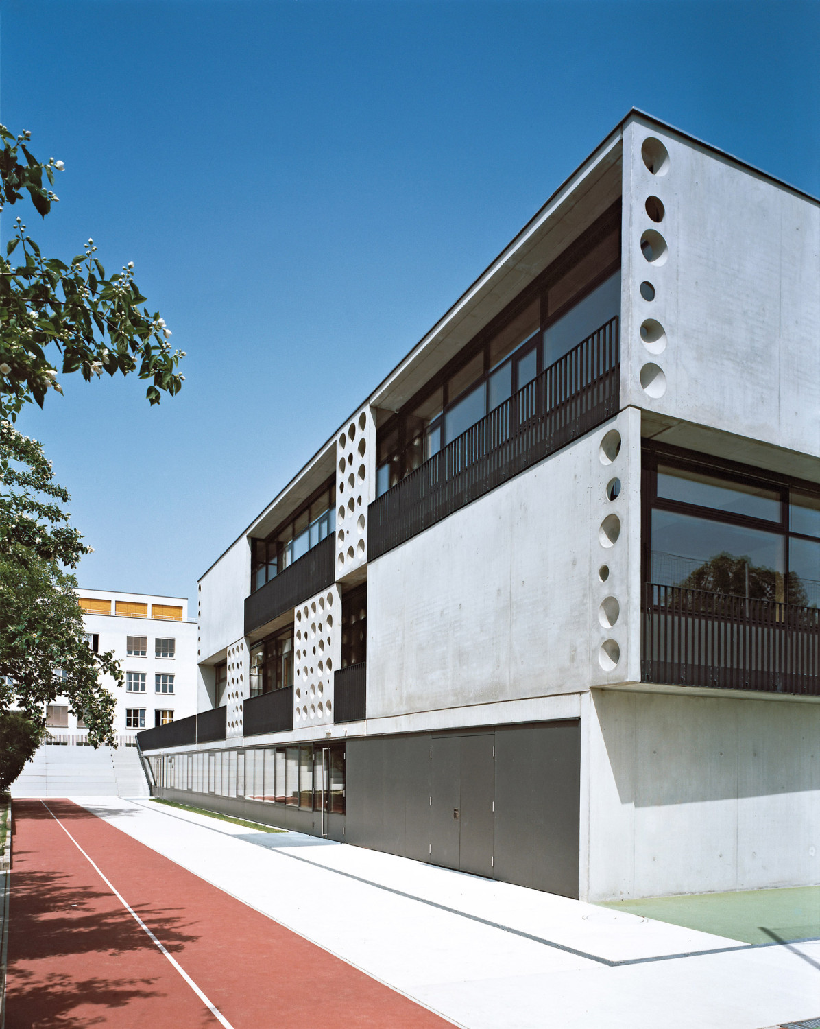 Südfassade; im Hintergrund ist der Schulbau von Clemens Holzmeister zu sehen