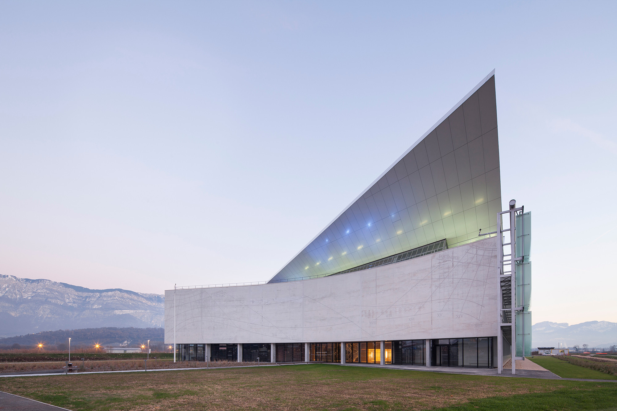 An der nördlichen Eingangsfassade ist auf den Beton eine von dem französischen Astronomen und Wissenschaftler Denis Savoie entwickelte Sonnenuhr gezeichnet