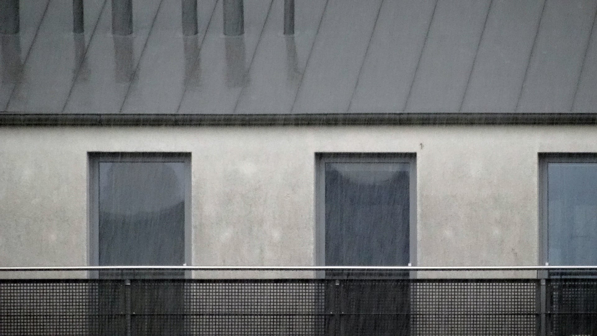 Zu den Grundlagen des Feuchteschutzes gehören entsprechende Konstruktionen gegen Schlagregen.