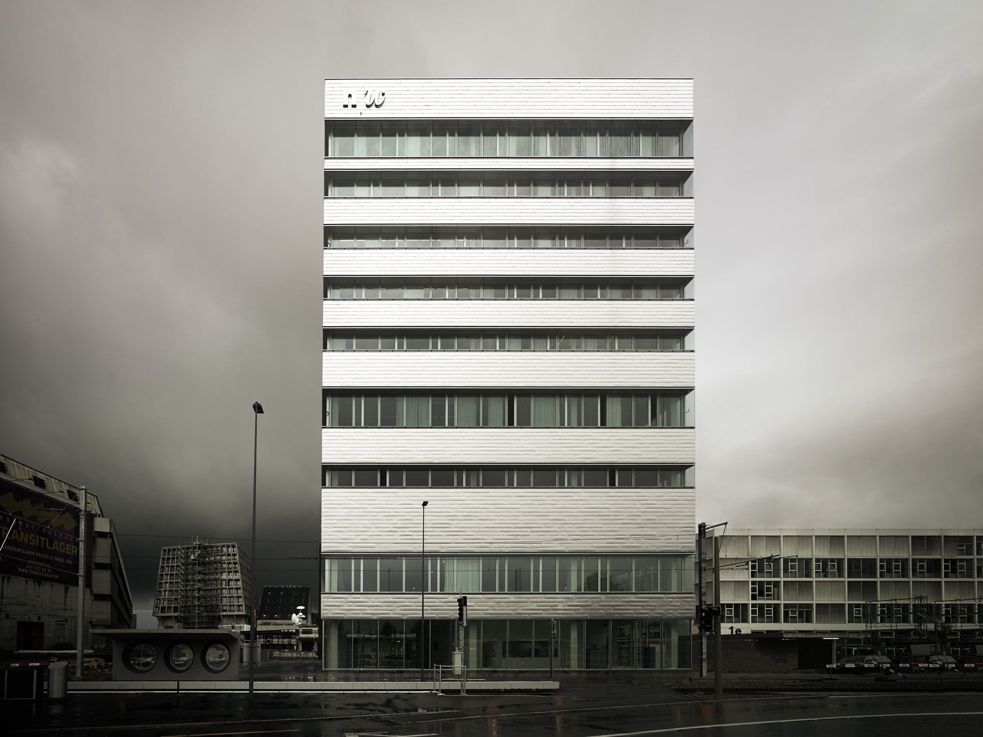 Unterschiedliche Nutzungen verlangen nach unterschiedlichen Raumgrößen und Geschosshöhen: was vorher an sieben Standorten verteilt war, ist jetzt in einem neungeschossigen Hochhaus konzentriert