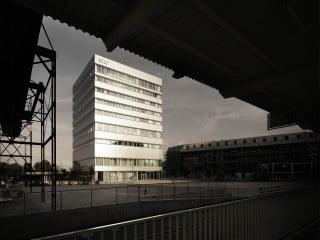 Der 47 Meter hohe Neubau der Hochschule für Gestaltung und Kunst markiert auf dem Dreispitz-Areal weithin sichtbar den neuen Hochschulstandort Basel