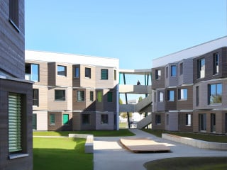 Jeweils vier Wohnhäuser fassen einen gemeinsamen Hof mit Terrassendeck