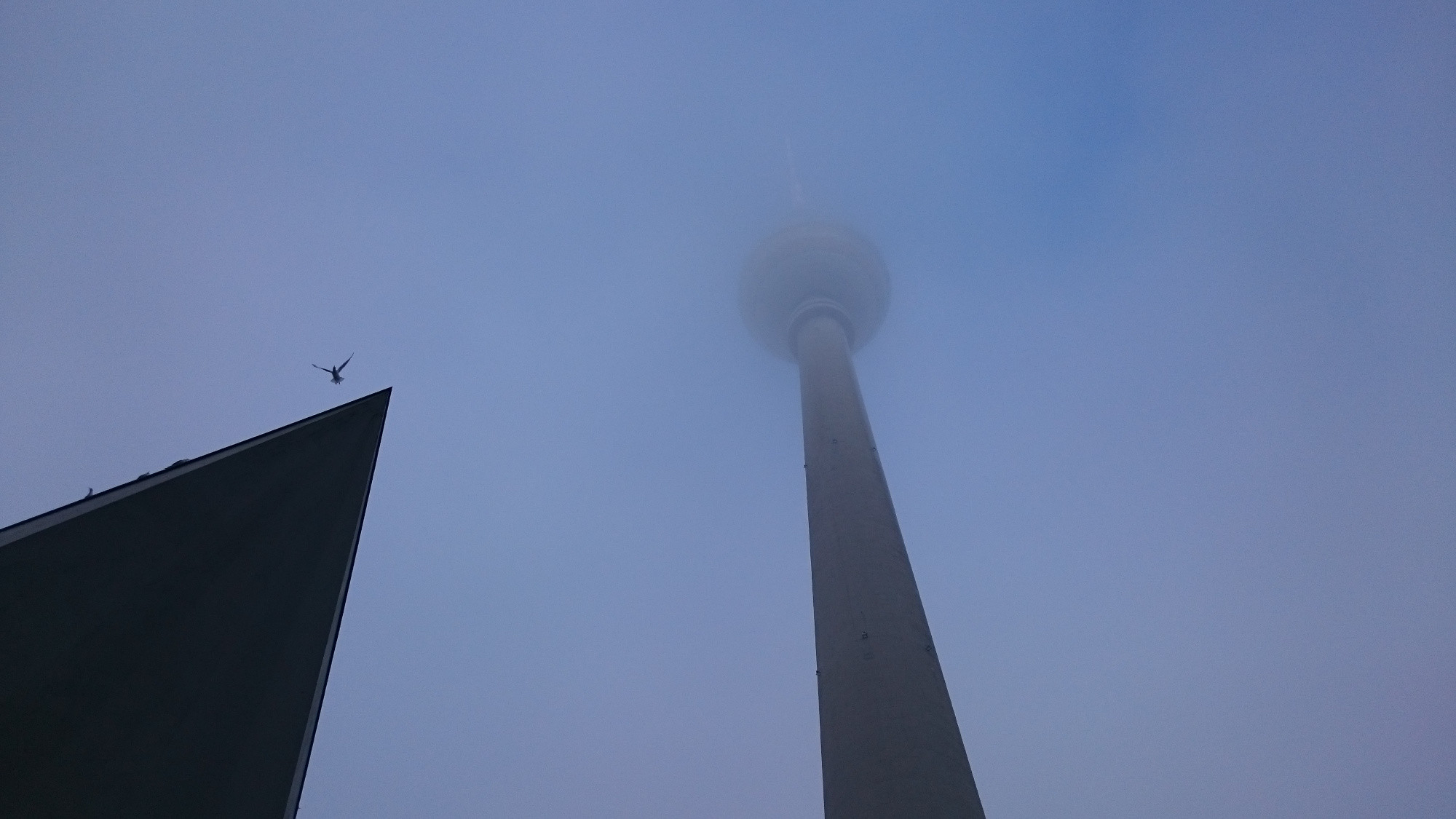 Örtliche Besonderheiten oder regionale klimatische Bedingungen sind zu berücksichtigen, die Ausrichtung des Gebäudes zum Wind oder eine exponierte bauliche Situation kann zu einer Höherstufung in der Beanspruchungsgruppe führen.