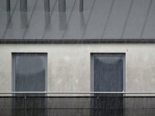 Die Grundlagen für Außenwände, die einer Schlagregenbeaufschlagung unterliegen, behandelt die DIN 4108-3: Wärmeschutz und Energie-Einsparung in Gebäuden – Klimabedingter Feuchteschutz.