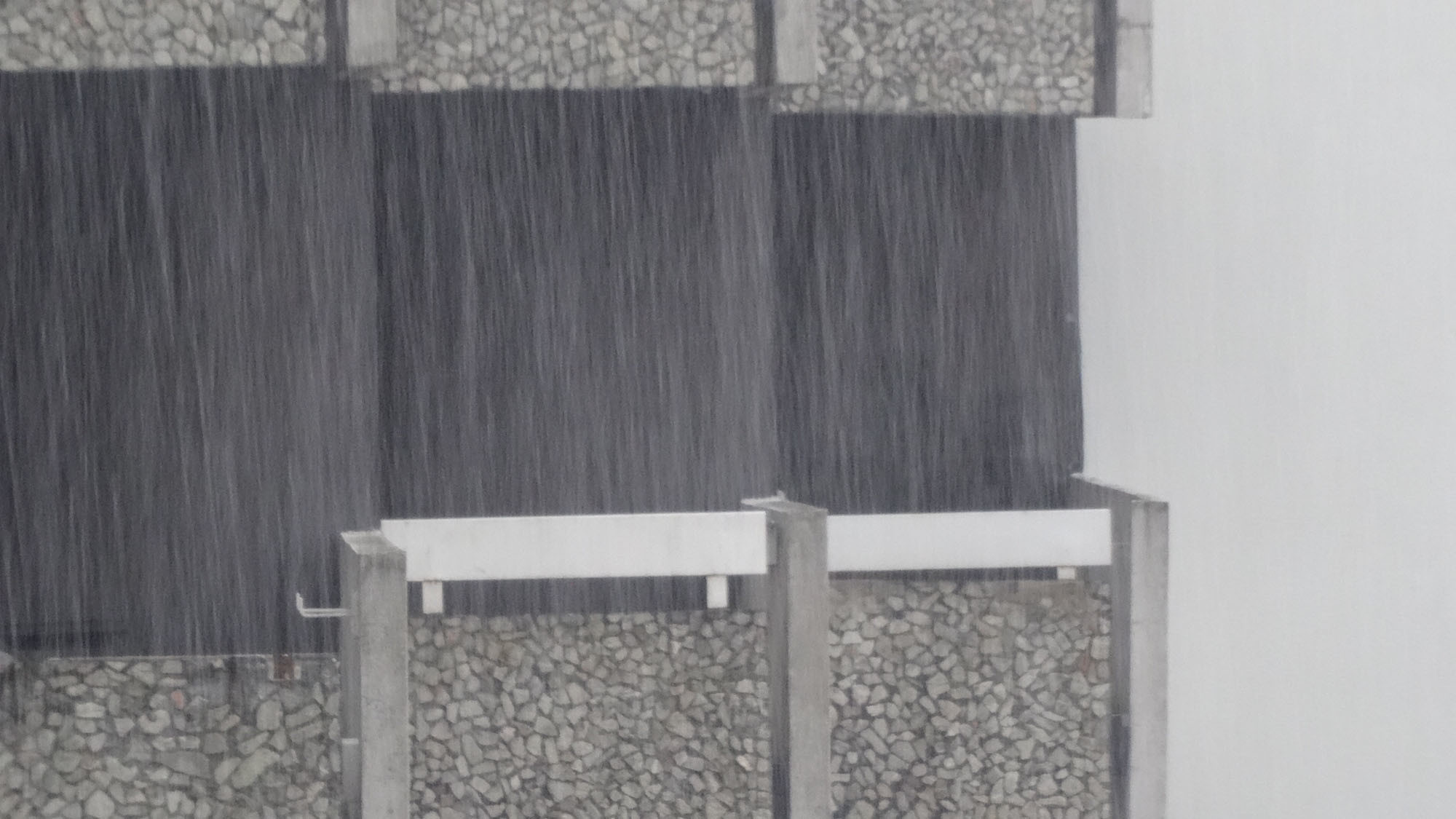 Dabei steht der Regenschutz bei Schlagregenbeanspruchung und Windanströmung im Vordergrund, damit Wasser nicht durch Risse oder kapillares Saugen von der Oberfläche in die Konstruktion gelangt und somit die Konstruktion gefährdet ist bzw. die Dämmeigenschaften herabgesetzt werden.