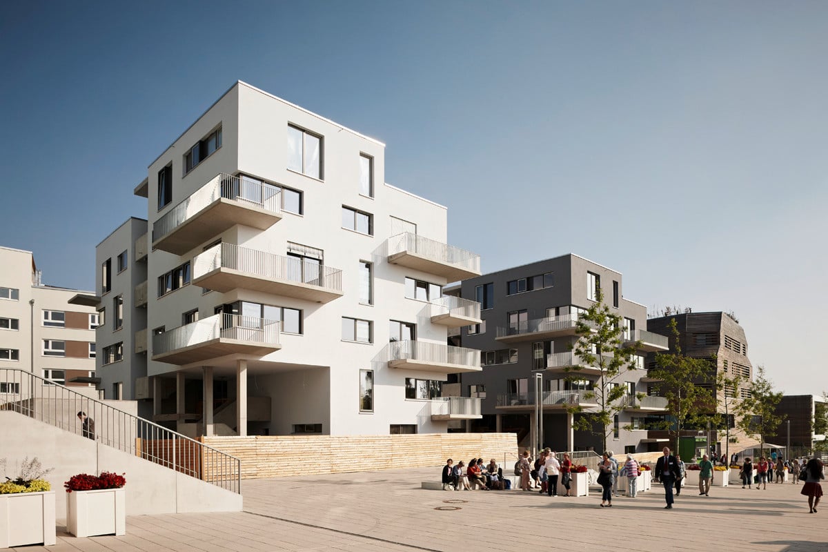 Zwei baugleiche Wohnhäuser mit insgesamt 28 Wohnungen entstanden nach Entwürfen der Berliner Architekten Kaden und Klingbeil