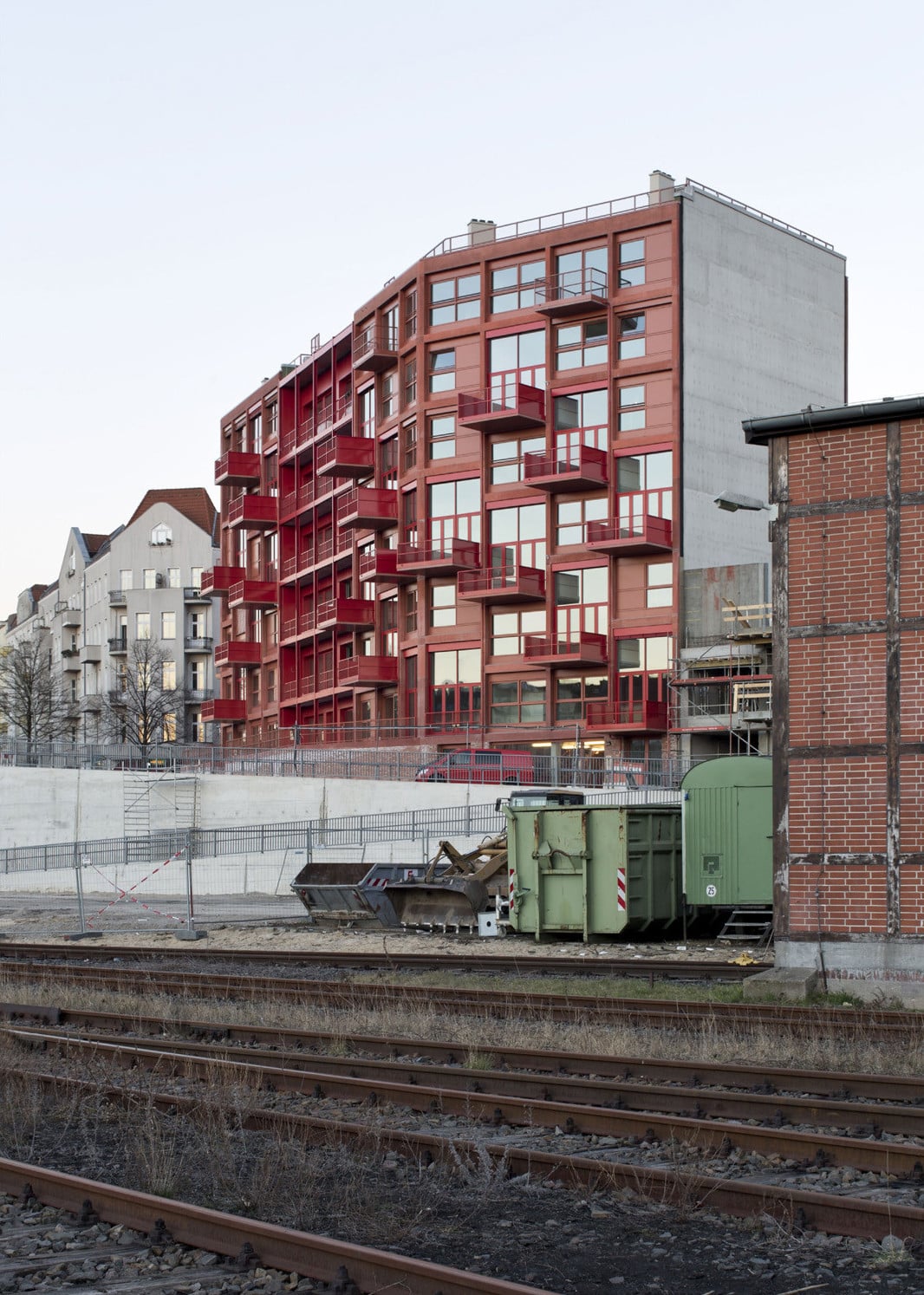 Östlich der Nord-Süd-Trasse der S-Bahn und den Depothallen des Technikmuseums, die einmal Lokdepot waren, sind die ersten von insgesamt 16 Häusern fertiggestellt