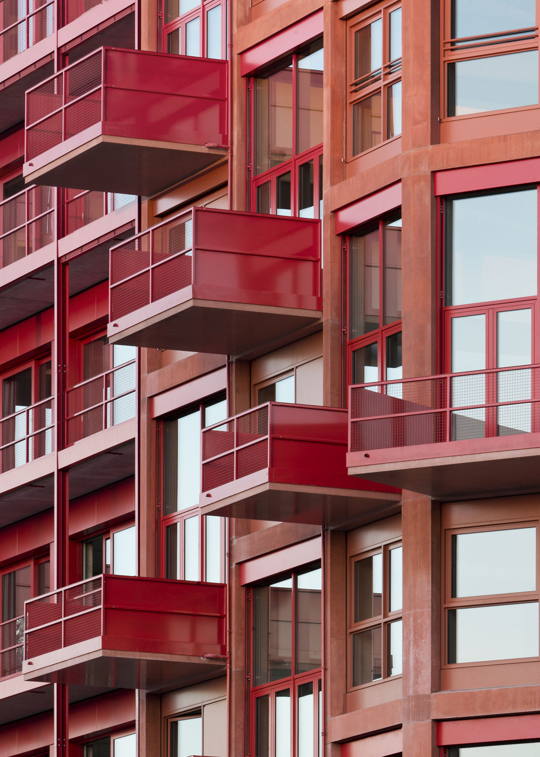 Auf die Farbigkeit des ehemaligen Lokdepots antworten die Architekten mit einem starken durchgängigen Rot