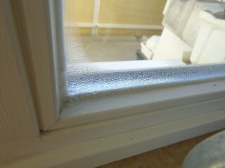 Unter besonderen winterlichen Bedingungen kommt es bei Fenstern zu einem Tauwasserausfall: Ursache kann unzureichendes Heiz- und Lüftungsverhalten der Bewohner/Nutzer sein oder der umlaufende Glasrandverbund, der eine wärmetechnische Schwachstelle in einer hochgedämmten Glastafel bildet