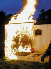 Der Ausbreitung von Bränden wird z.B. durch raumabschließende Bauteile mit Widerstand gegen Feuer und/oder Rauch vorgebeugt (Abb.: Materialprüfung im nachgebauten Kinderzimmer)