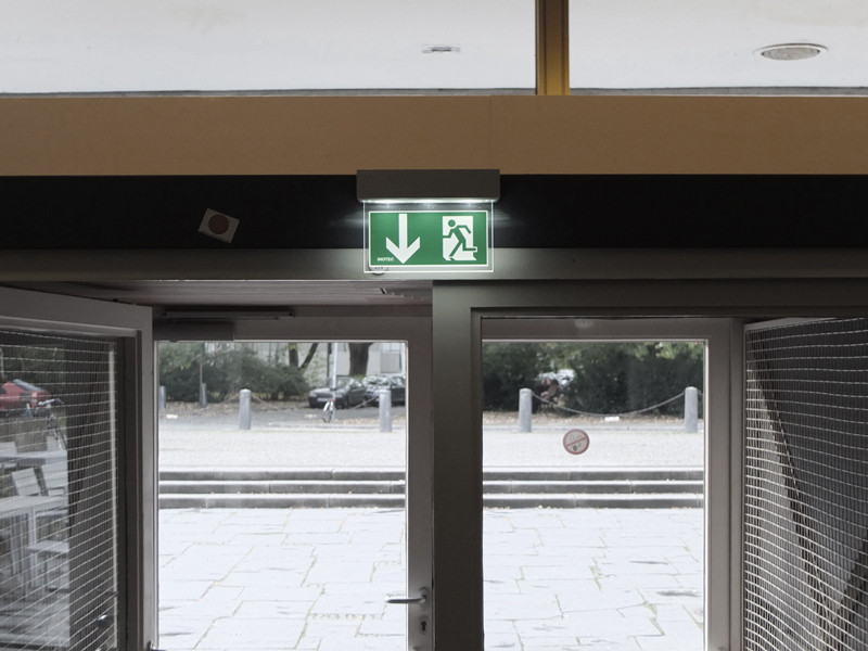 Über gekennzeichnete Flucht- und Rettungswege gelangen die Bewohner und/oder Nutzer ins Freie