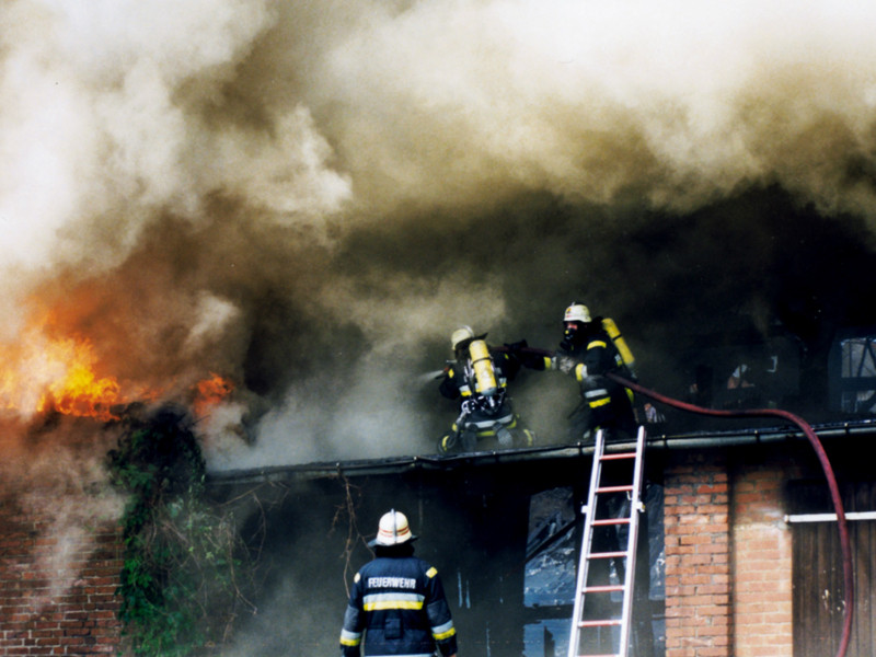 Abwehrender Brandschutz durch Löscharbeiten der Feuerwehr