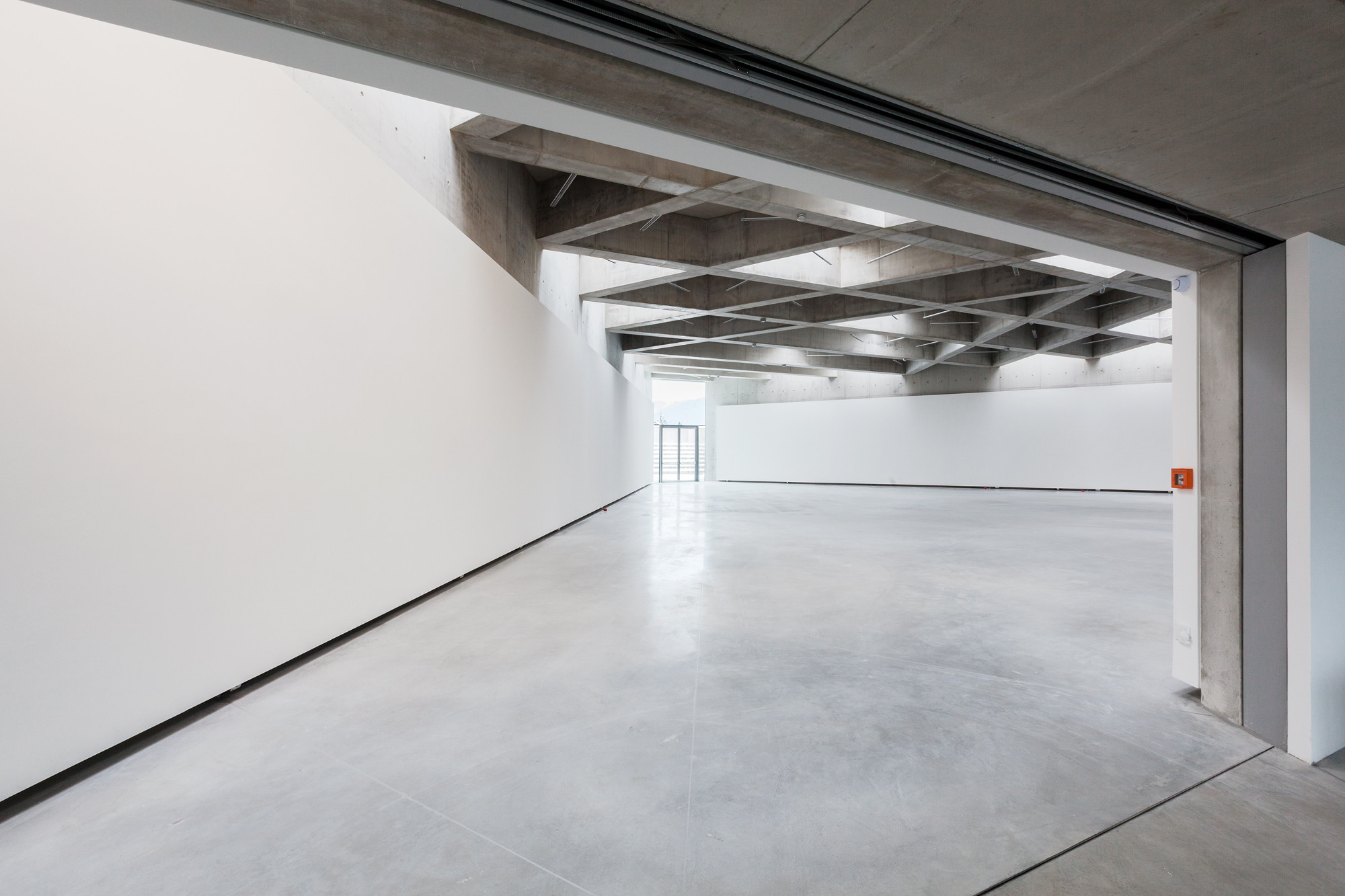 An seiner breiten Basis schließt der neue Saal direkt an das Foyer an und an der Spitze mündet er in ein ebenfalls dreiecksförmiges Atrium