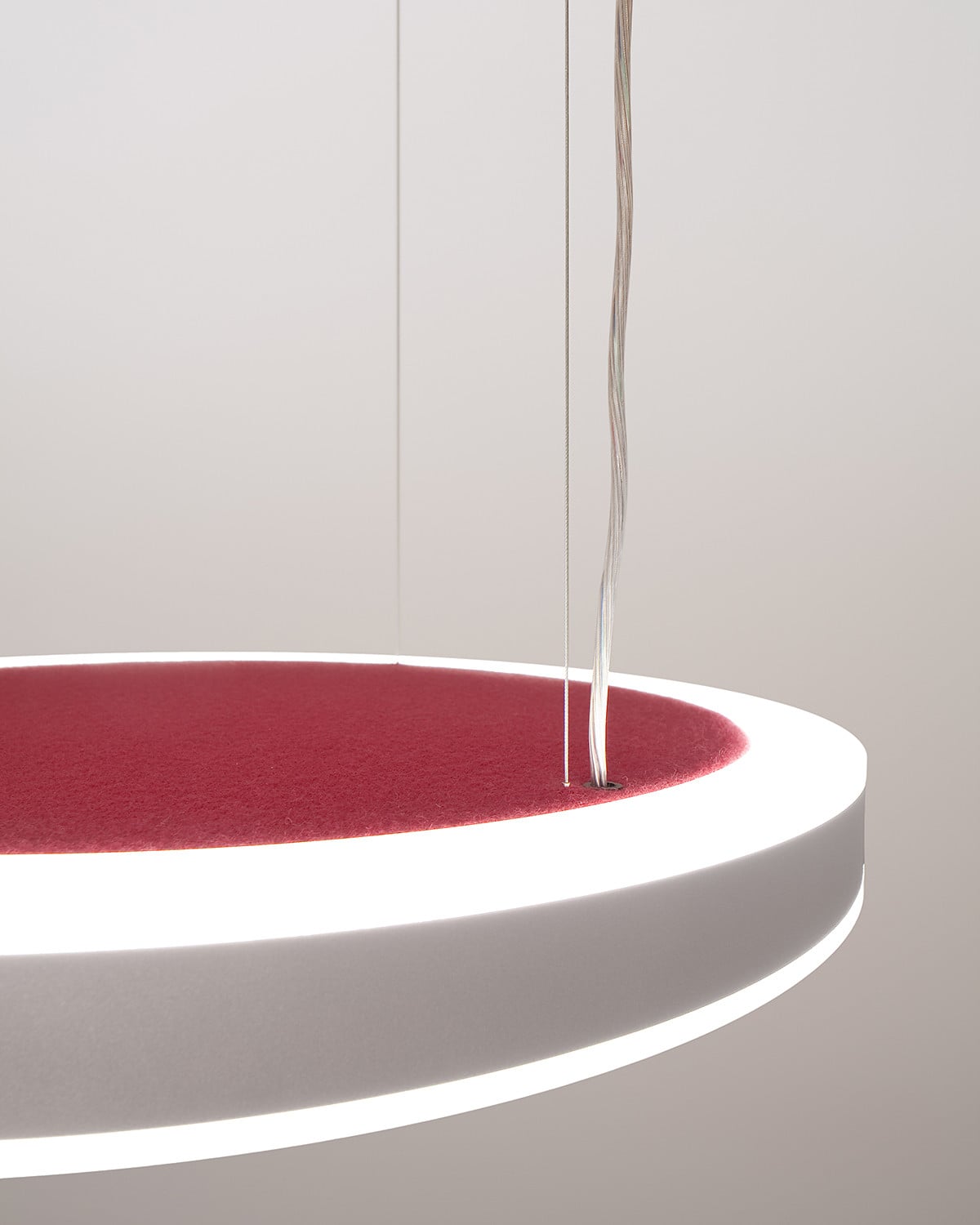 Die Pendelleuchte „Relax Light“ ist gleichzeitig ein wirksamer Schallabsorber