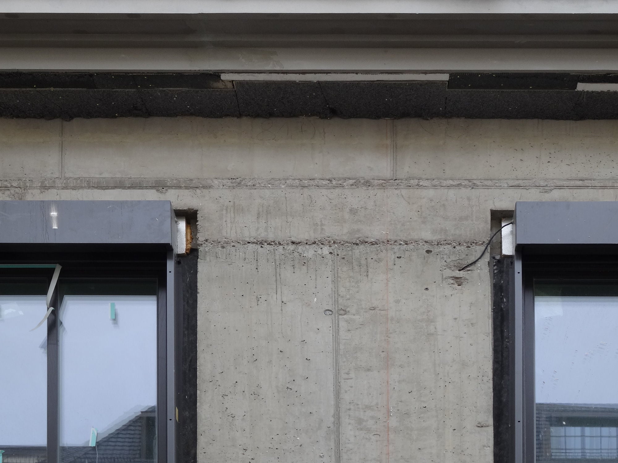 Für die thermische Trennung bietet die Industrie unterschiedliche Einbauteile an, wie z.B. Isolationskörbe für auskragende Betonplatten.