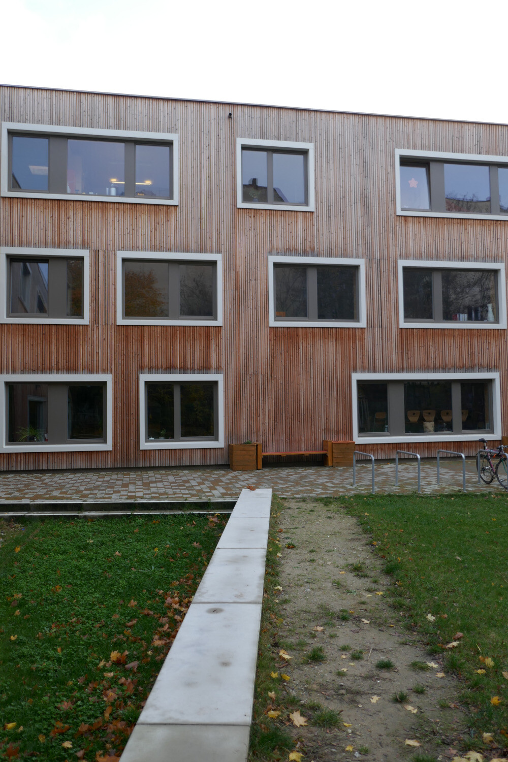 Die Konstruktionsweise der raumumfassenden Bauteile sowie die Art der Verglasung spielen eine wichtige Rolle (Abb.: Waldorfschule in Berlin-Schöneberg, Kersten + Kopp Architekten, 2019).
