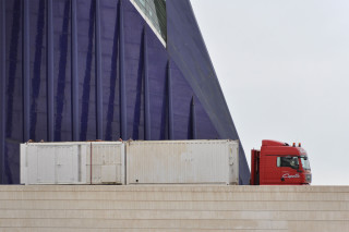 Das tatsächliche Schalldämm-Maß eingebauter Fenster hängt ab von der Schalldämmung der Verglasung, der Schalldämmung des Rahmens, der Qualität des Einbaus und der Schalldämmung weiterer Bauteile wie integrierter Lüftungssysteme oder Rollladenkästen. 