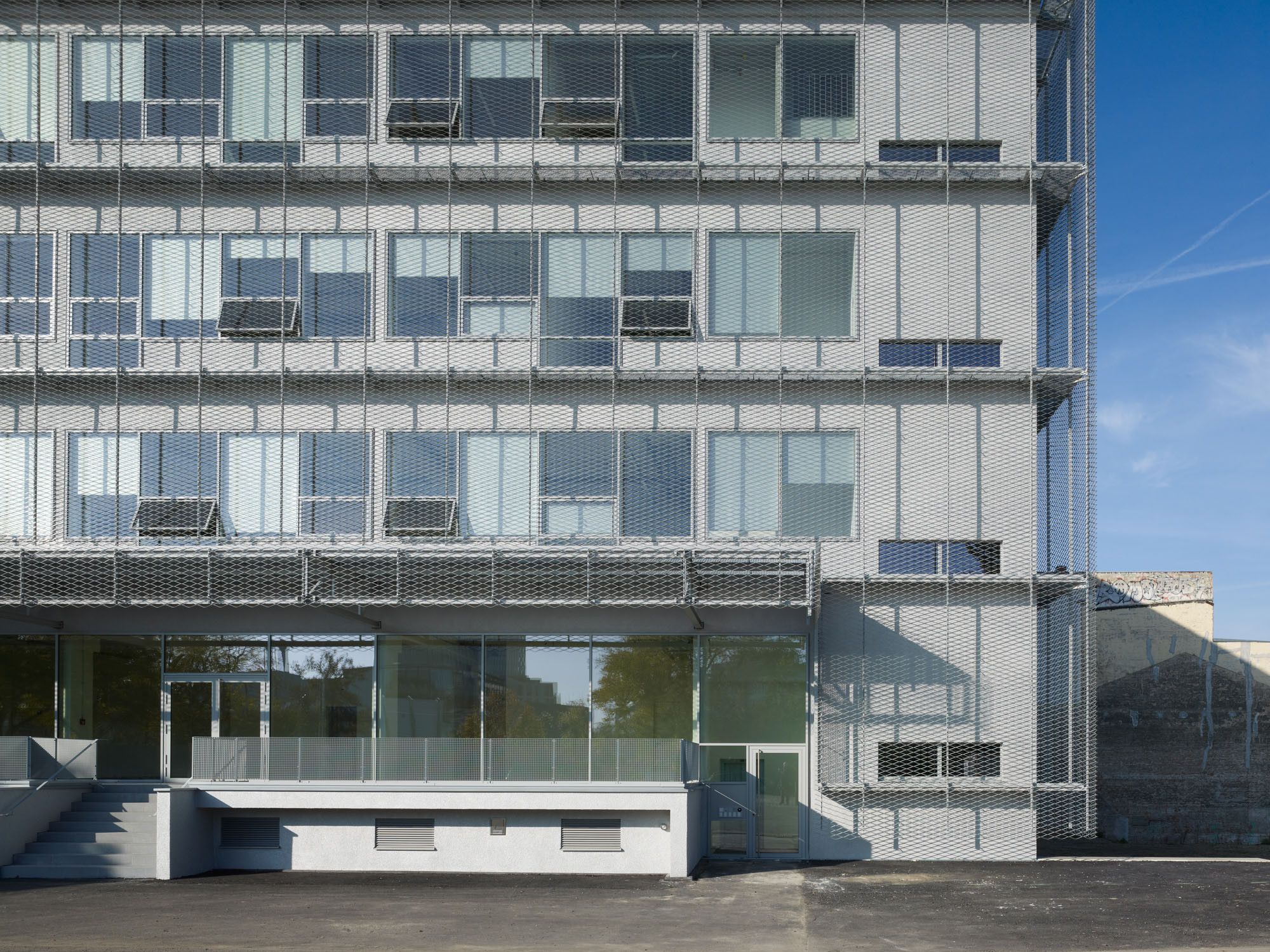 Eine Streckmetallfassade umhüllt den Baukörper 