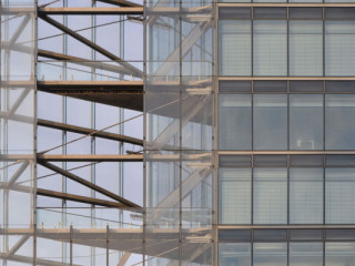 Ob sich ein Gebäude im Sommer überhitzt, ist im Wesentlichen von seinem Glasflächenanteil und der einfallenden Sonneneinstrahlung abhängig
