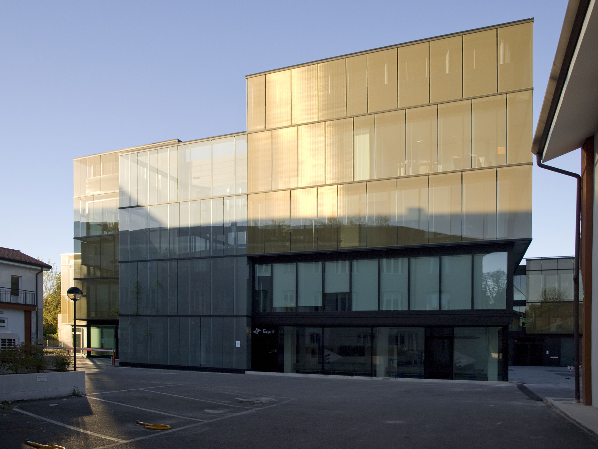 Der tragenden Außenwand des C Quadro Executive Bürohauses in Udine ist eine Glashülle vorgesetzt