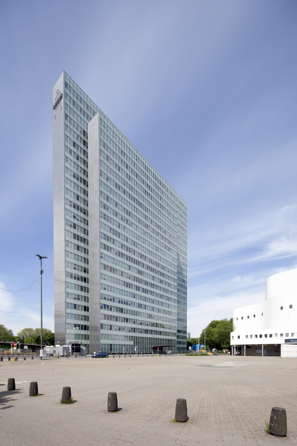 Das denkmalgeschützte Gebäude wurde durch HPP Architekten, den Nachfolgern der Urheber, umfassend modernisiert