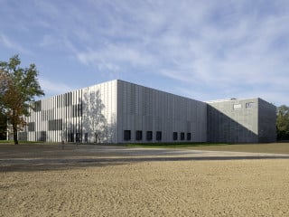 Ansicht Nordost: Der herausgestellte, rechteckige Baukörper symbolisiert den „Verschlussstein“ der Schatzkammer